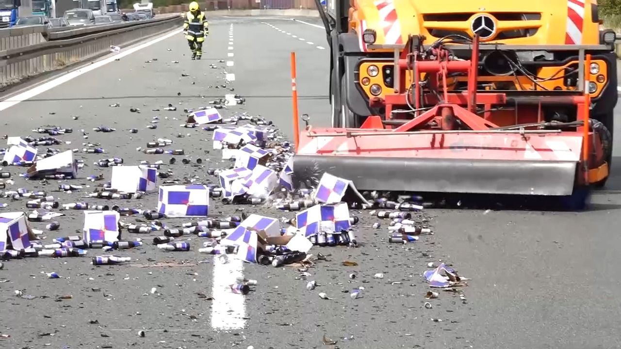 Video: Irrfahrt auf A9 bei Hof: LKW verliert unzählige Getränkeflaschen