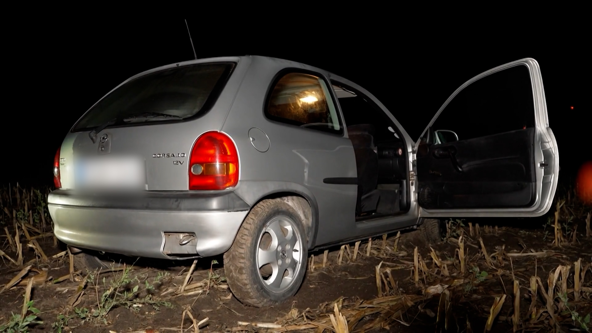 Video: Vollgas im Schrott-Corsa : Jugendliche flüchten vor der Polizei