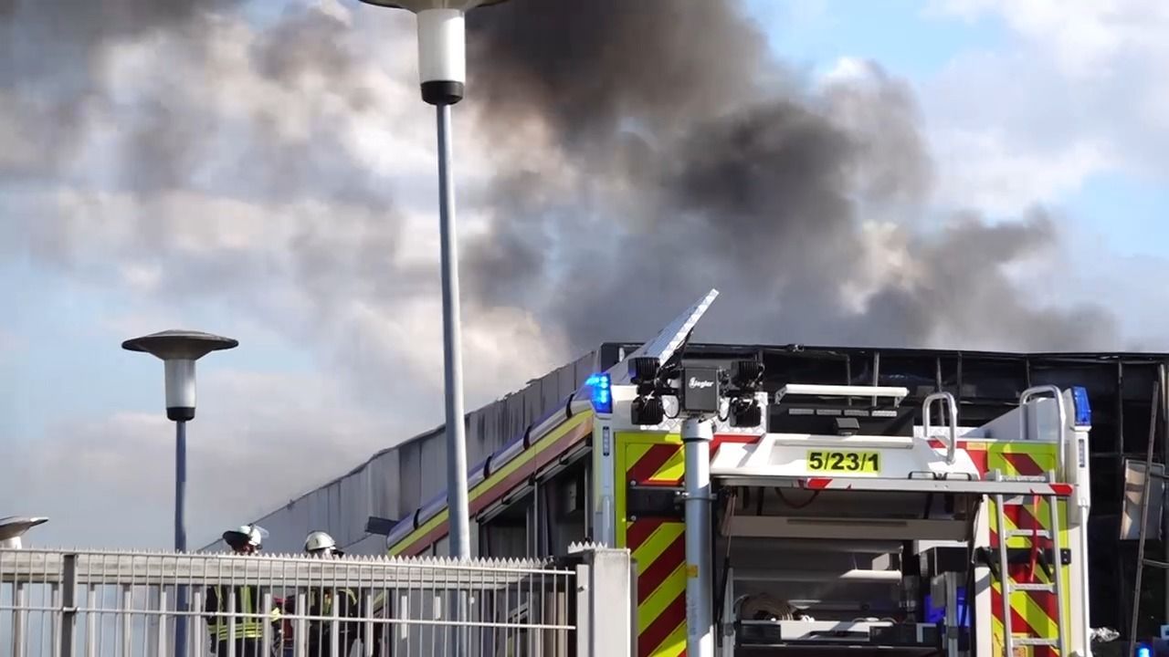 Video: Trampolinhalle in Flammen: Große Rauchwolke über Würzburg