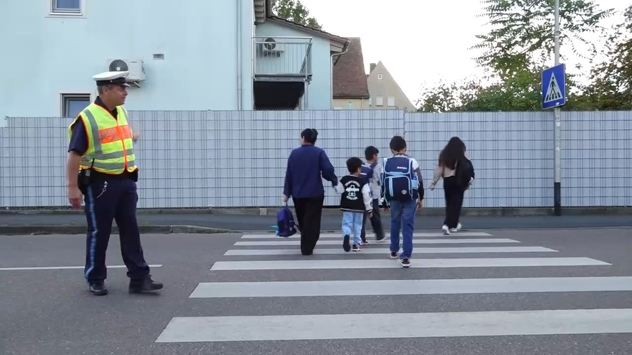 Video: Sicherer Schulweg in Kitzingen: Polizei verstärkt Kontrollen