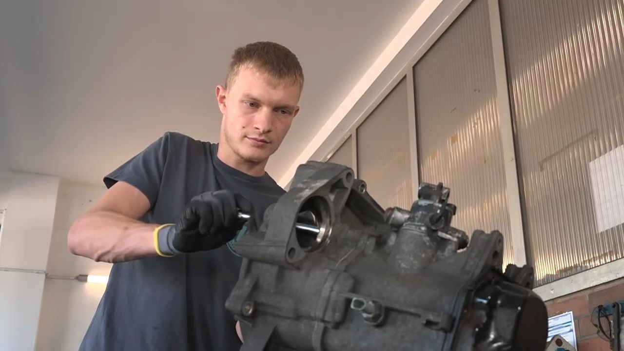 Video: Weltmeisterschaft der Berufe: Bayerischer Kfz-Meister kämpft um WM-Titel