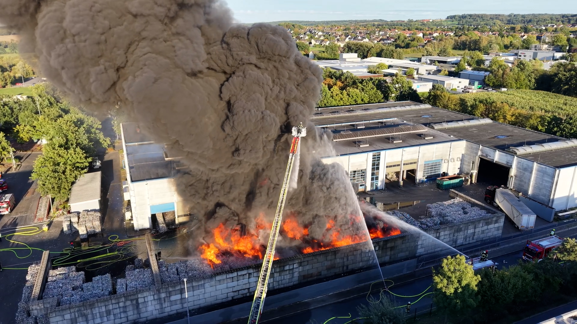 Video: Nach Großbrand in Iserlohn: Scanner sollen Akkus im Müll erkennen