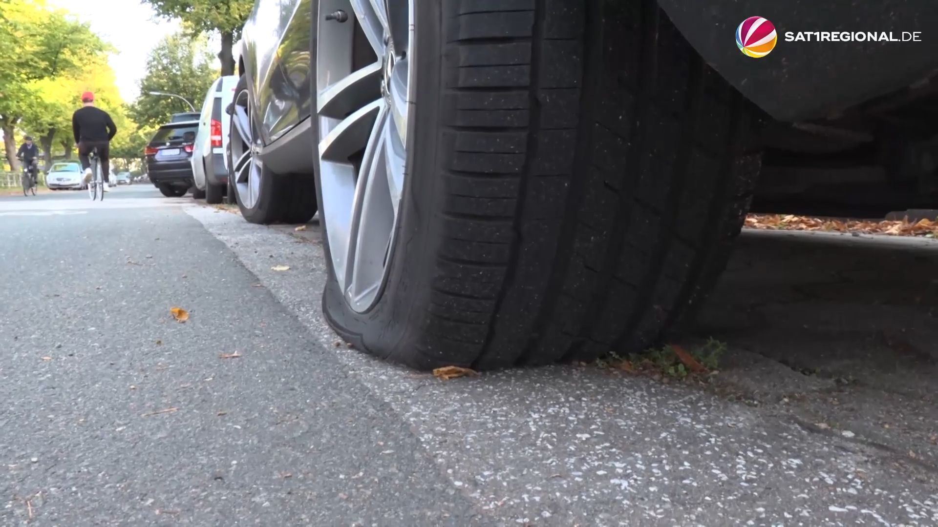 Video: Aktivisten lassen bei Dutzenden SUVs in Hamburg die Luft raus