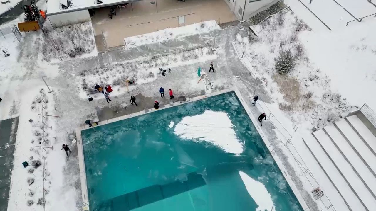 Video: Eisschwimm-Wettbewerb in Veitsbronn: Verhindert zugefrorenes Wasser Event?