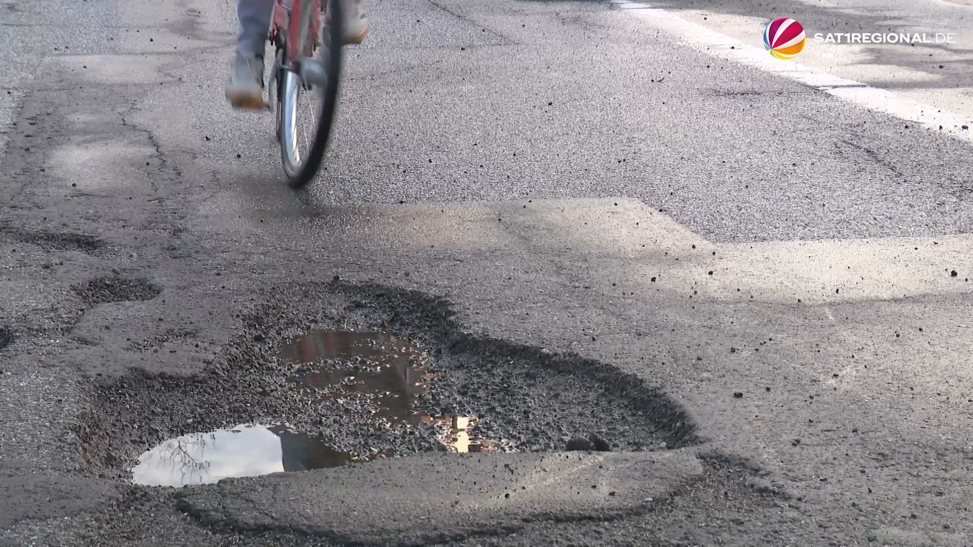 Video: Schlaglöcher durch Schnee und Eis: Eingeschränkter Verkehr in Hamburg