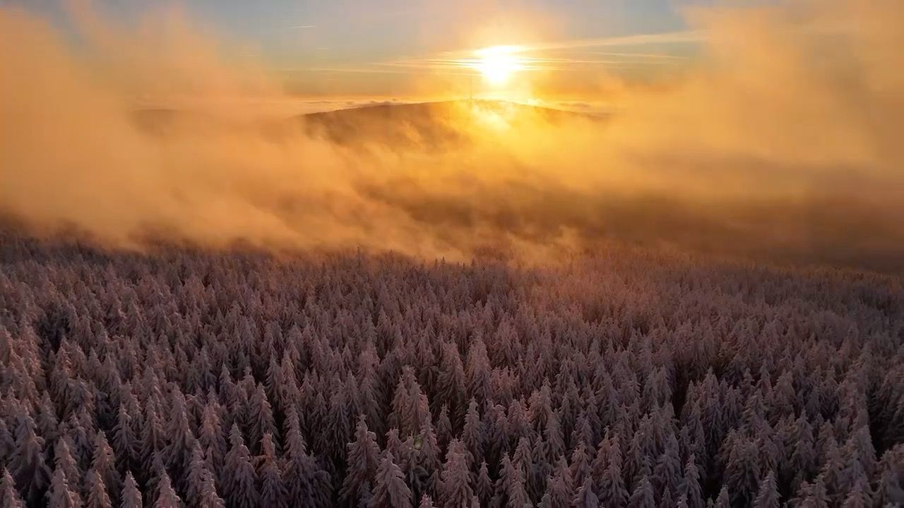 Video: Wintertief in Bayern: Schnee-Chaos auf Straßen und an Flughäfen