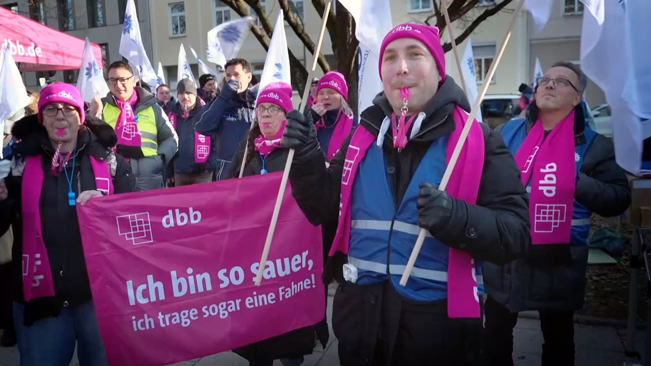 Video: Sieben Prozent mehr Lohn? Das fordert Polizeigewerkschaft