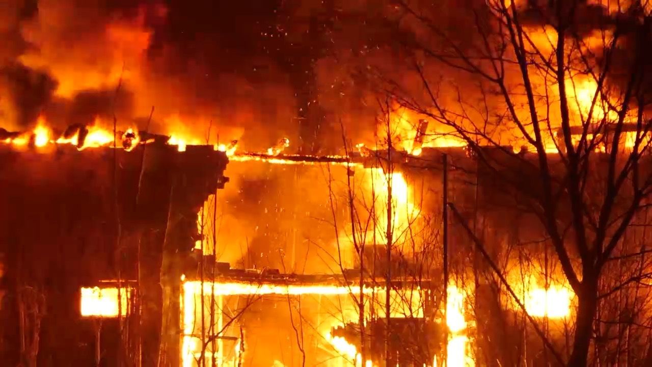 Video: Großbrand in Scheune in Ebern: 10.000 Reifen in Flammen