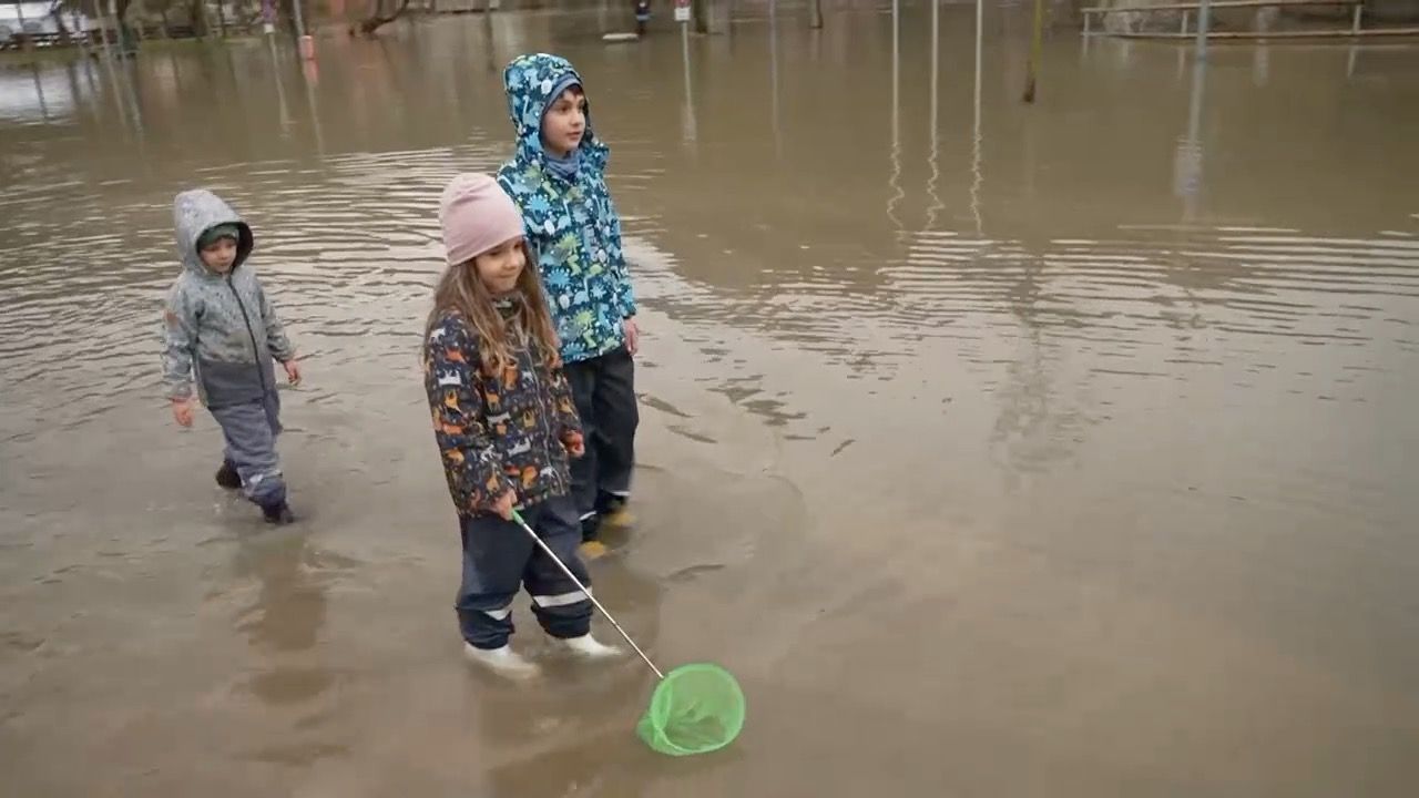 Video: Frühjahrshochwasser in Bayern: Straßen und Wiesen überflutet