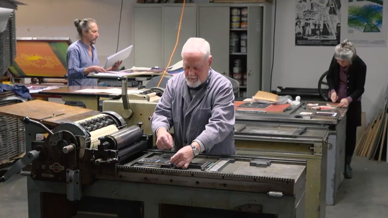 Video: Druckkunst in Dachau: 81-Jähriger bewahrt alte Technik