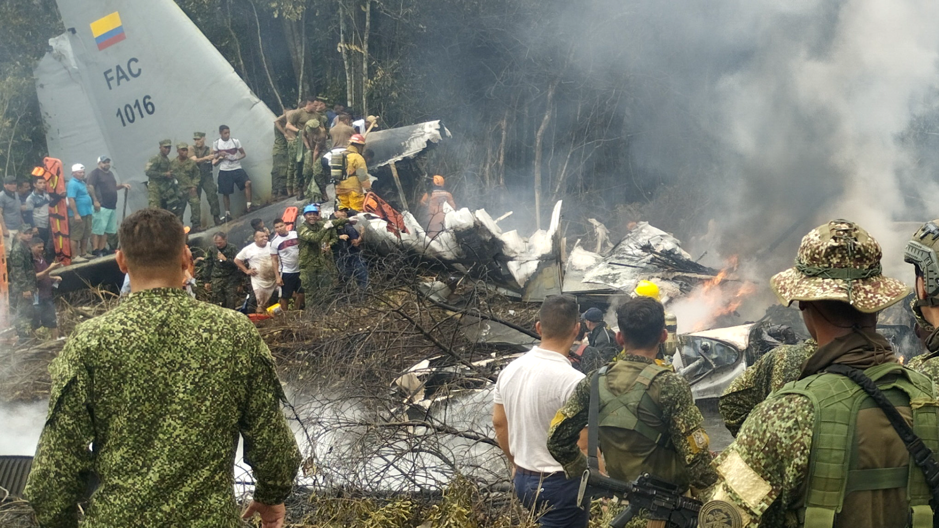 Video: Militärmaschine stürzt im Amazonas ab