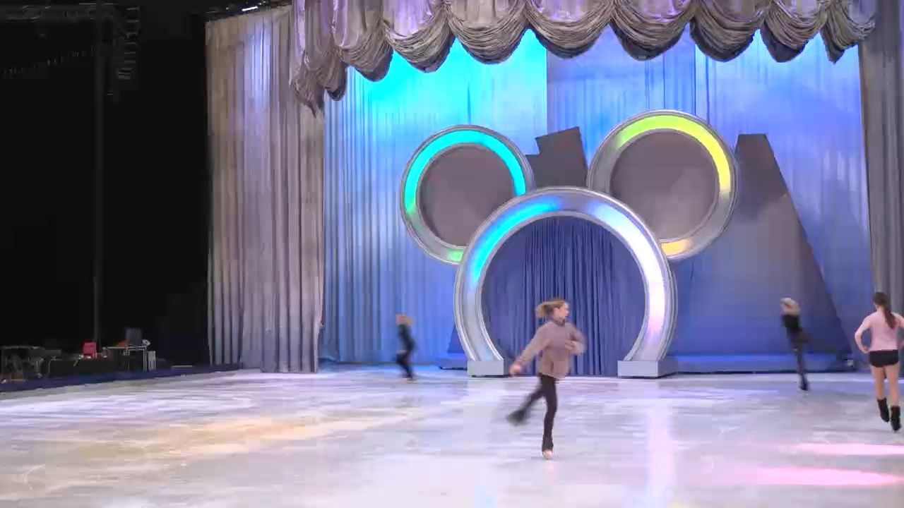 Video: Disney on Ice in München: Mickey und Co. erobern Olympiahalle