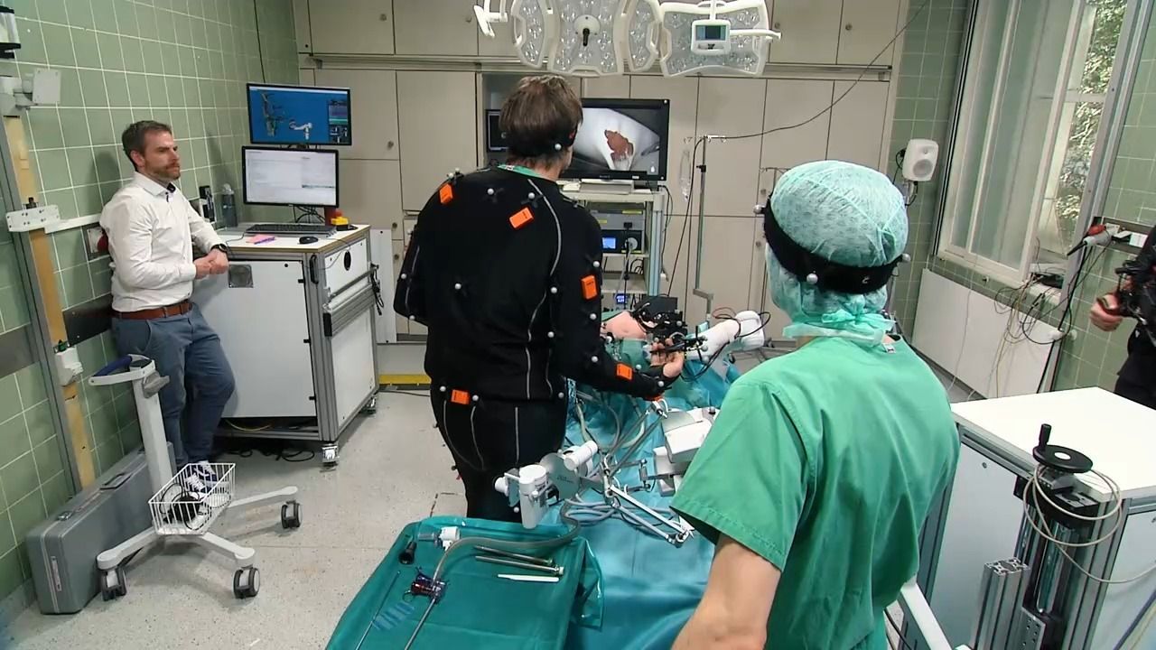 Video: Einzigartige Forschung in München: Roboter im OP im Einsatz