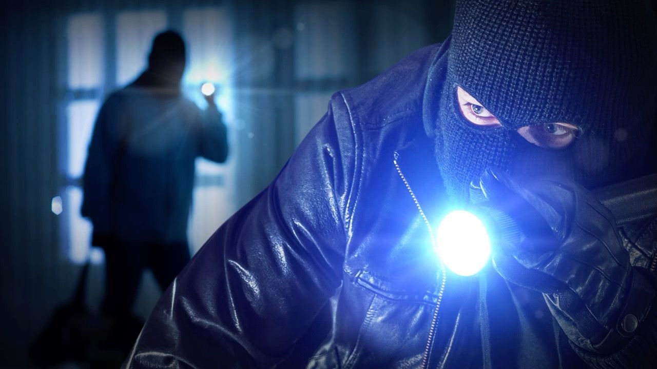 Video: Überfall in München: Einbrecher attackieren 65-Jährige in Wohnung