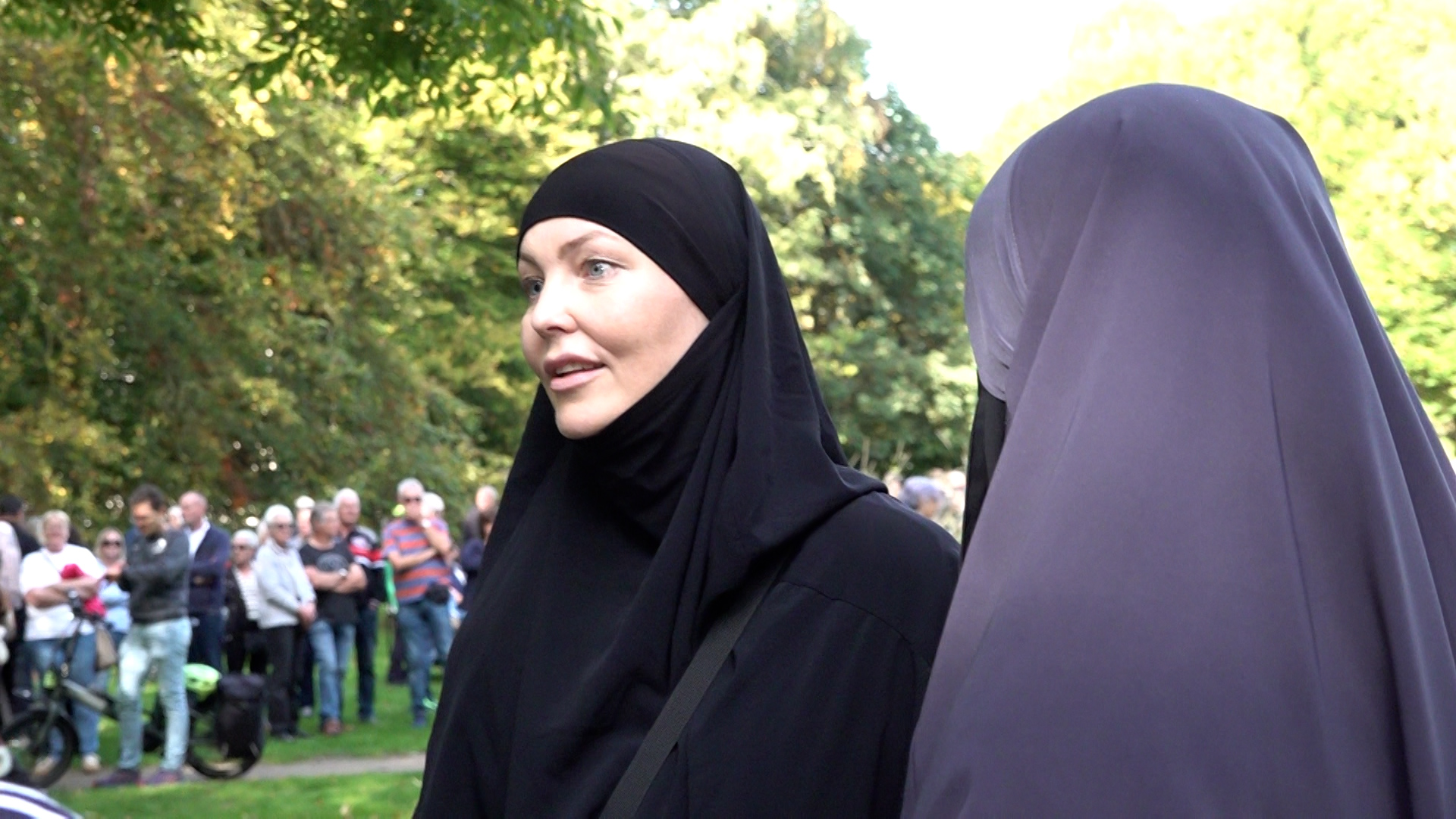 Video: Extremismus beim Picknick? Hanna Hansen trifft sich mit Frauen in Herford
