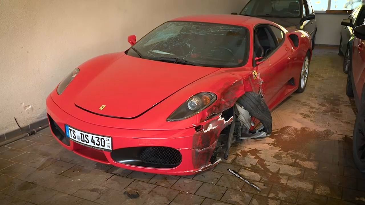 Video: Ferrari nach Unfall bei Petting Schrott: 170.000 Euro Schaden