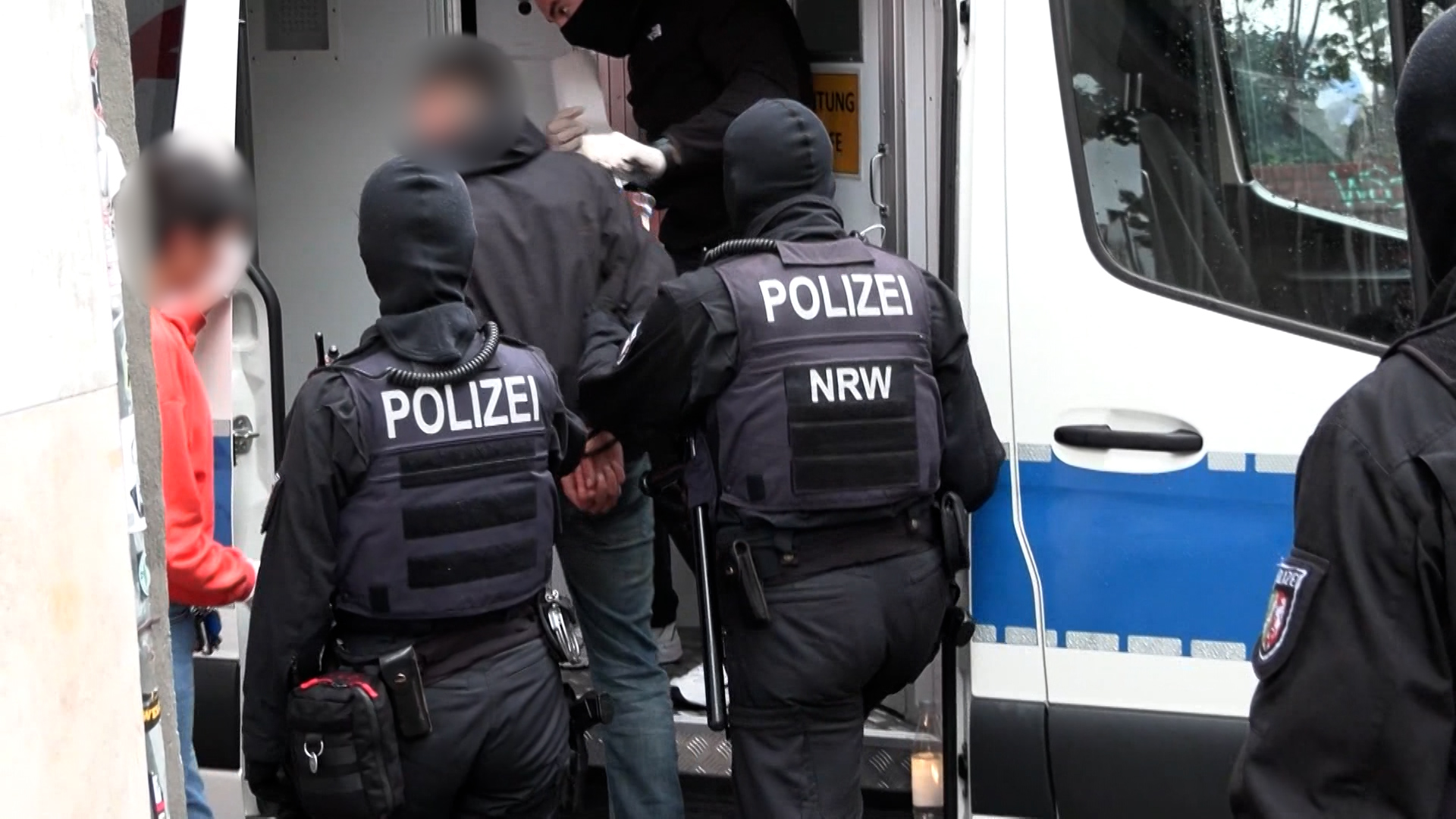 Video: Razzia gegen Waffen- und Drogenhandel in Köln