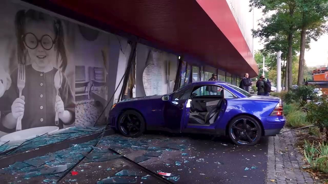 Video: Unfall in Würzburg: Autofahrerin kracht in Möbelhaus