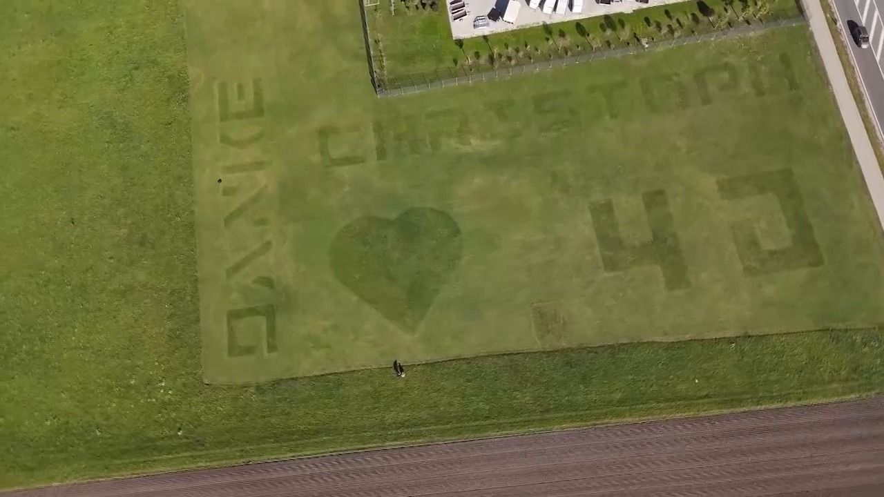 Video: Außergewöhnliche Liebeserklärung: Mähroboter zeichnet riesiges Herz