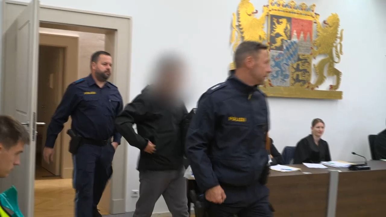 Video: Doppelmord in Schwaben: 45-Jähriger wegen tödlicher Beilattacke vor Gericht