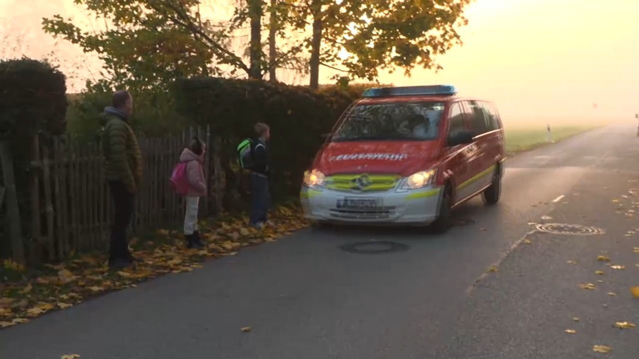 Video: Schulweg mal anders: Bürgermeister fährt Schüler im Feuerwehrauto