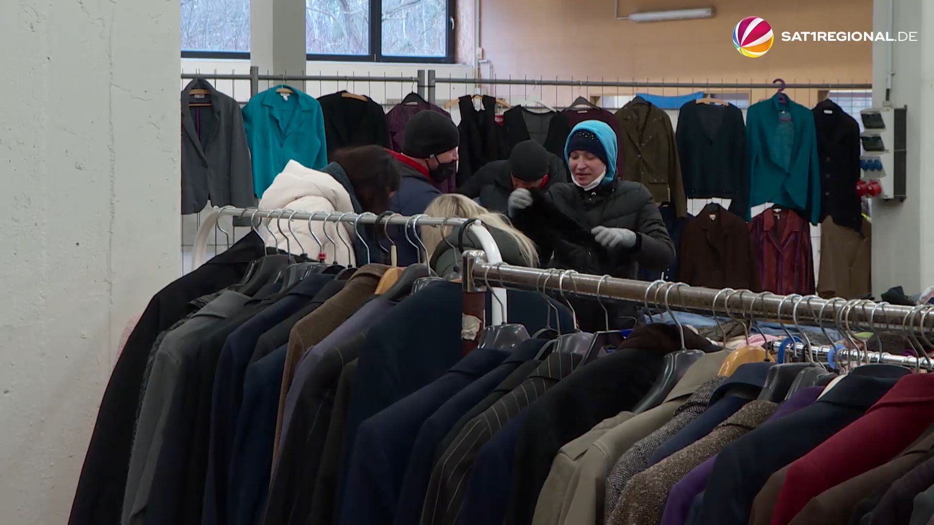 Donation camp in Hanover: Free clothing for Ukrainian refugees