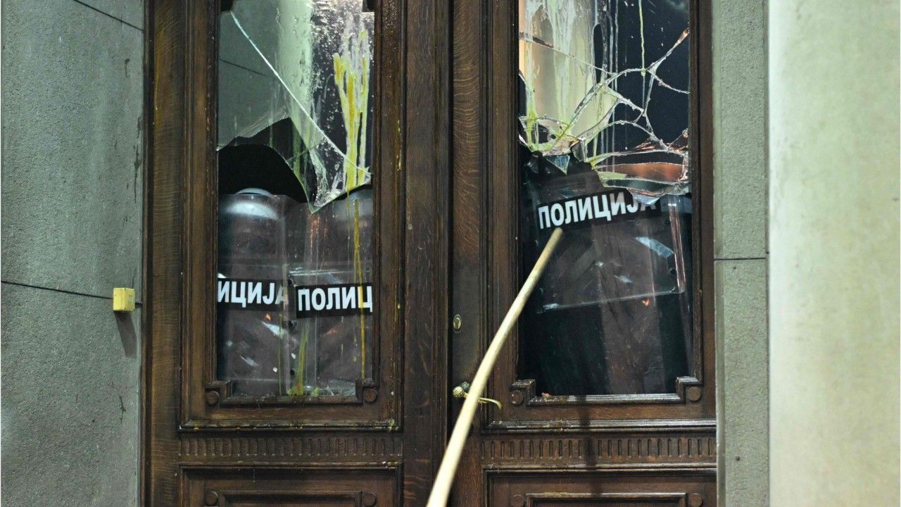 Eskalation in Belgrad: Demonstranten greifen Rathaus an, Einsatz von Tränengas