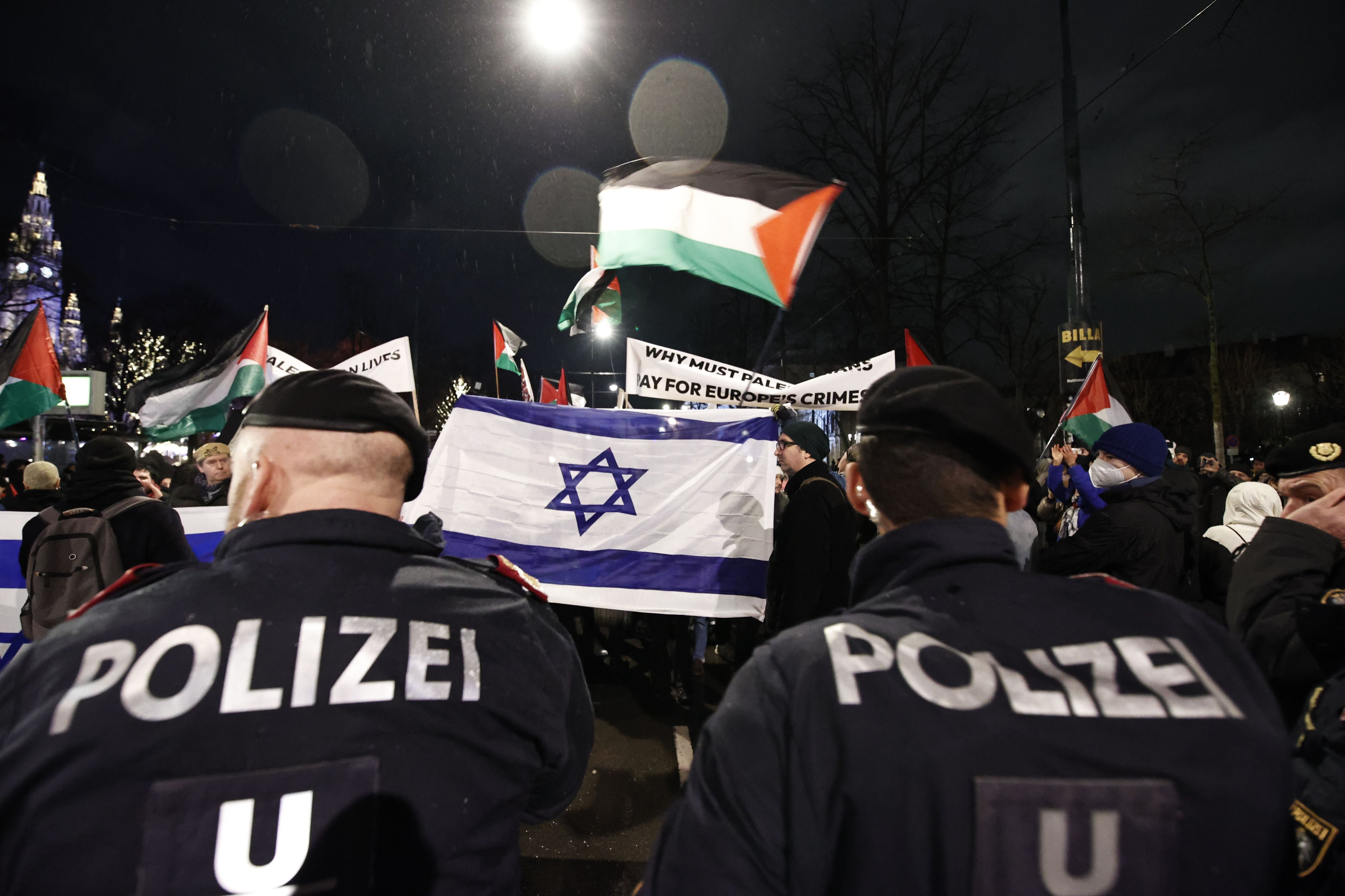 Demo gegen rechts: Standoff zwischen Pro-Palästina- und Pro-Israel-Aktivisten