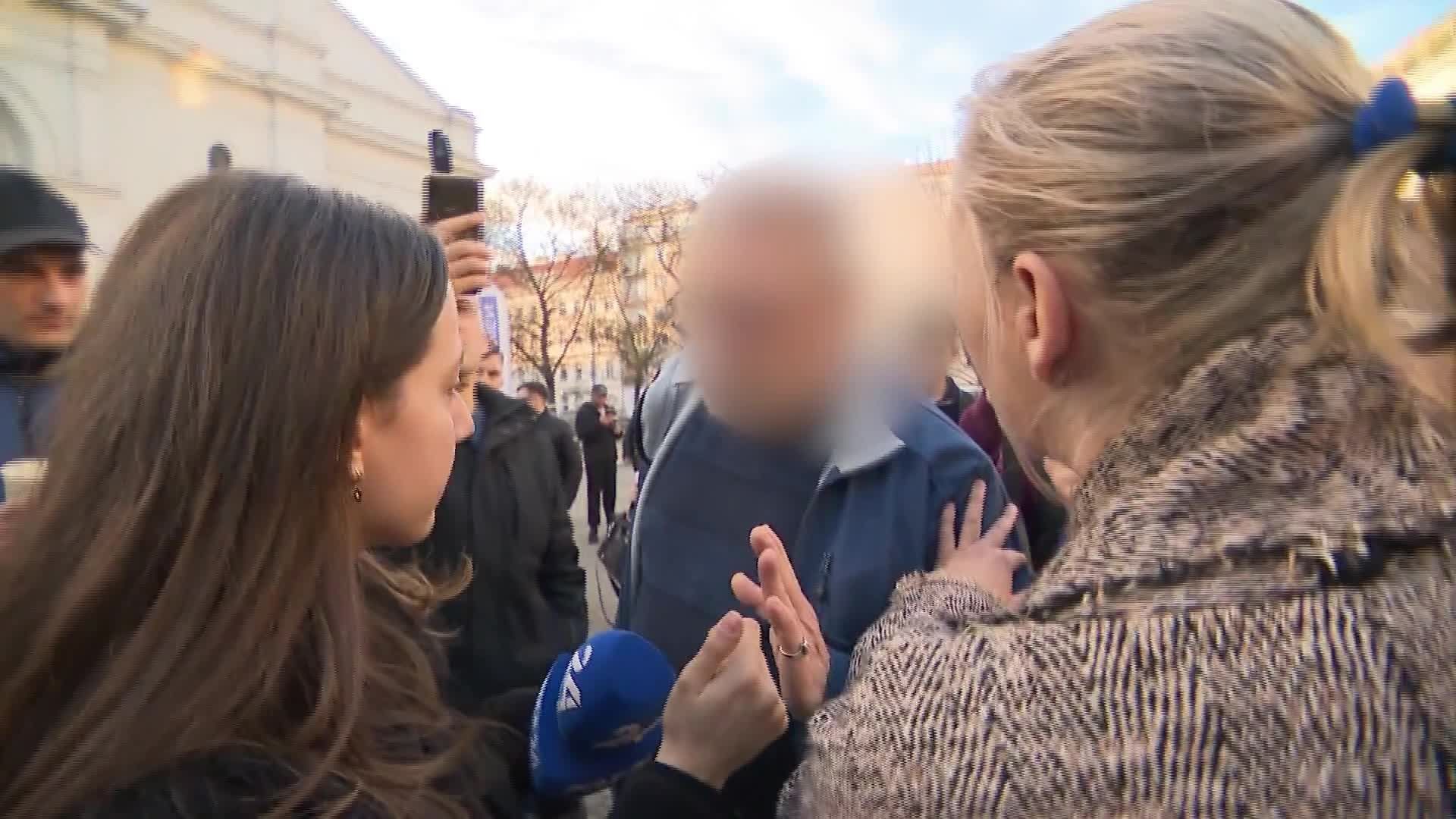 PULS 24-Team wird bei FPÖ-Demo von Teilnehmern bedrängt  