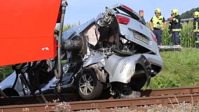 Tödlicher Unfall: Zug kracht in Auto